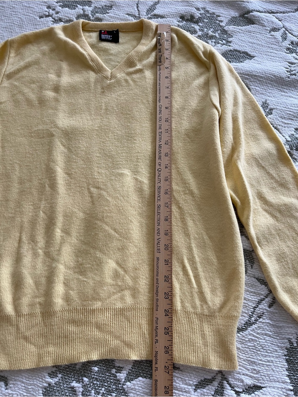 Vtg Robert Bruce Men's Lightweight V-Neck Sweater in Soft Yellow large - Picture 2 of 6